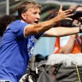 Dan Petrescu se consumă enorm în timpul meciurilor. Ieri a trebuit să-i despartă pe jucători în timpul bătăii generale de la Vladikavkaz // Foto: Guliver/GettyImages