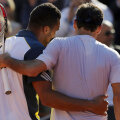 Tsonga şi Federer părăsesc terenul ca doi prieteni // Foto: Reuters