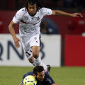 Ultimul meci al lui Anin (în alb, dominîndu-l pe Lavezzi) în Ligue 1: 0-3 cu PSG, pe 21 aprilie // Foto: Reuters