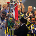 Jucătorii lui Fenerbahce s-au bucurat pentru cîştigarea titlului, dar au fost excluşi apoi de UEFA
