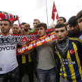 Fanii celor trei mari puteri din Istanbul sînt împreună în războiul împotriva Guvernului // Foto: Reuters