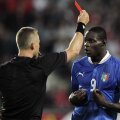 Balotelli vede "roșu", după care ia pereții la picioare în vestiar