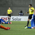 Haţegan tocmai fluierase finalul. Italienii Borini şi Crimi (dreapta) se îmbrăţişează în genunchi. Olandezul Van der Hoorn (stînga) plînge // Foto: Mediafax/AFP