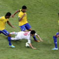 Niponul Kagawa anihilat de 3 brazilieni: Paulinho, Hulk şi Gustavo // Foto: Reuters