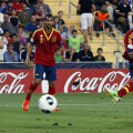 Thiago (dreapta) readuce Spania în avantaj. Era 2-1 în finală. S-a terminat 4-2 // Foto: Reuters