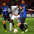Chivu, aici în duel cu Adebayor (Tottenham), s-a sacrificat sezonul trecut pentru Inter, jucînd de multe ori și accidentat // Foto: Guliver/GettyImages