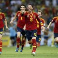 Campionii mondiali și europeni, în frunte cu Sergio Ramos, aleargă fericiți după ce au cîștigat loteria penaltyurilor cu Italia în semifinala // Foto: Reuters