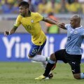 Neymar (stînga) îl driblează pe uruguayanul Arevalo // Foto: Reuters