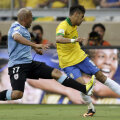 Neymar (dreapta) atacat agresiv de uruguayanul Arevalo, în semifinalele Cupei Confederaţiilor // Foto: Reuters