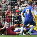 Un reflex excelent al lui Pantilimon (în galben), în faţa lui Torres, a ajutat-o pe Man. City să cîştige, 2-1 cu Chelsea, semifinala Cupei Angliei // Foto: Guliver/GettyImages