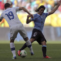 Cavani (dreapta), la Cupa Confederaţiilor, şutînd de lîngă italianul Bonucci. // Foto: Reuters