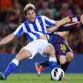 Nici Messi (dreapta) nu are viaţă uşoară cu acest Illaramendi // Foto: Guliver/GettyImages