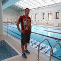 Răzvan Florea pe marginea
bazinului său din Constanța,
pe care și l-ar fi dorit și în
perioada cît încă era sportiv
Pe locul vechii hale aflate în
paragină a “răsărit” în mai puțin
de doi ani un centru modern de înot
Foto: Florin Gheorghe
(Telegraf - Constanța)