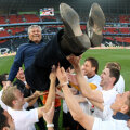 Lucescu e purtat pe braţe de fericiţii săi jucători de la Şahtior // Foto: MediafaxFoto/AFP