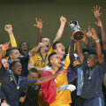 Francezii, în extaz, cu trofeul U20. Deschamps, selecţionerul "naţionalei" de seniori, n-a lipsit de la Istanbul // Foto: Reuters