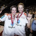 Anja (stînga) şi Gro sărbătorind după ultimul titlu cu Larvik