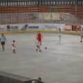În lipsa gheţii, patinuarul a ajuns teren de fotbal pentru puşti // Foto: Alex Nicodim