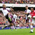 Cazorla, dreapta, mai bifează o ocazie în dreptul lui Arsenal. Vlaar, căpitanul lui Villa, plonjează să-l blocheze // Foto: MediafaxFoto/AFP