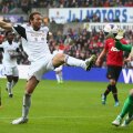 Michu (stînga) și-a prelungit în iarnă contractul cu Swansea pînă-n 2016 // Foto: Guliver/GettyImages