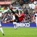 Van Persie (în roşu) reia acrobatic şi marchează golul etapei // Foto: Guliver/GettyImages