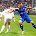 Keşeru (dreapta) îi arată adversarului (Mater, Valenciennes) cine e şeful // Foto: MediafaxFoto/AFP