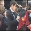 Casillas dînd autograf pe un tricou al Barcelonei, în trecut