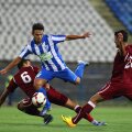 Cristi Ganea (trecînd, aici, de doi rapidiști) a contribuit cu pasa decisivă la golul lui Dragicevici // Foto: Bogdan Dănescu (Craiova)