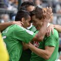 Bănel (stînga), îmbrăţişat de Hamouma, după centrarea perfectă a lui Nicoliţă la ASSE - Bordeaux 2-1 // Foto: MediafaxFoto/AFP