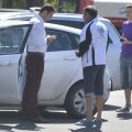 Tipul din mijlocul imaginii n-are nici o problemă în a trafica în plină stradă biletele pentru jocul cu Ungaria