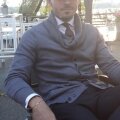 Cristea a postat pe Facebook o poză în care apare în ipostază de crai pe o terasă dintr-un parc bucureștean