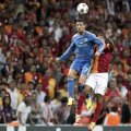 Ronaldo, spectaculos şi în duelurile aeriene, îşi depăşeşte clar adversarul
// Foto: Reuters