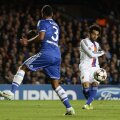 Salah, dreapta, trage pe lîngă Ashley Cole și egalează // Foto: Reuters