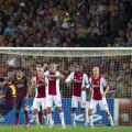 Denswil şi Van Rhijn, fundaşii lui Ajax, nu pot decît să-l admire pe Messi
