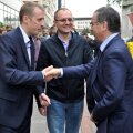 Primarul Botoşaniului (stînga) şi viceprimarul (centru) s-au salutat cu preşedintele Stelei, Valeriu Argăseală // Foto: Ionuț Tăbultoc (Botoșani)