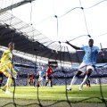 De Gea, portarul lui Man. United, asistă neputincios la golul lui Yaya Toure (dreapta, în albastru). Era 2-0 pentru City // Foto: Reuters