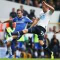 Mata, în albastru, n-a putut fi oprit de jucătorii lui Tottenham. Sigurdsson încearcă în zadar să-l blocheze