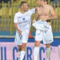 Ciprian Petre îl felicită pe Robertson, scorul devenea 0-2, surpriza de la Tîrgu Jiu prindea contur // Foto: Lorand Vakarcs