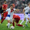 Lansat ideal de Kuyt, Sneijder (prim-plan) armează şi foc! Mingea se opreşte în plasa lui Volkan. Turcii sînt în genunchi