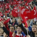 50.000 de steguleţe au fluturat ameninţător pe arena lui Fenerbahce la începutul meciului