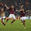 De Rossi (omul meciului, în centru) și colegii sărbătoresc al optulea triumf la rînd. Recordul lui Juve e la un pas distanță // Foto: Reuters