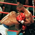 Momentul în care Myke Tyson îl muşcă de ureche pe Holyfield