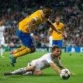 Vidal e împiedicat de Illaramendi și încurcă mingea cu terenul în clipa șutului // Foto: Guliver-Getty Images