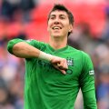 Hart privește neputincios cum Torres trimite balonul în poartă. Va fi 2-1 pentru Chelsea