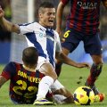 Torje (în duel cu Dani Alves) a primit 2 ași în AS pentru evoluția cu Barca. Pînă vineri prinsese 38 de minute la Espanyol // Foto: Mediafax/AFP