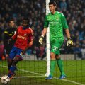 Panti îl priveşte de sus pe Doumbia (1,78 m), e cu 25 de centimetri mai înalt // Foto: Guliver/GettyImages