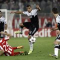 Lima (centru) îl driblează cu uşurinţă pe Manolas (stînga)