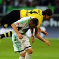 Subotici (galben-negru) îşi pierde echilibrul în duelul cu Olici // Foto: Reuters