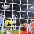 Llorente reia din 9 metri și-l bate pe Reina. Asistentul Cariolato (captură) avea însă o poziție excelentă și n-a semnalizat ofsaidul
