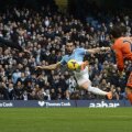 Negredo (în centru) reia spectaculos pentru 2-0. Spaniolul a reușit ieri o "dublă" // Foto: Reuters