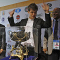 Magnus Carlsen și trofeul de campion mondial, foto: reuters